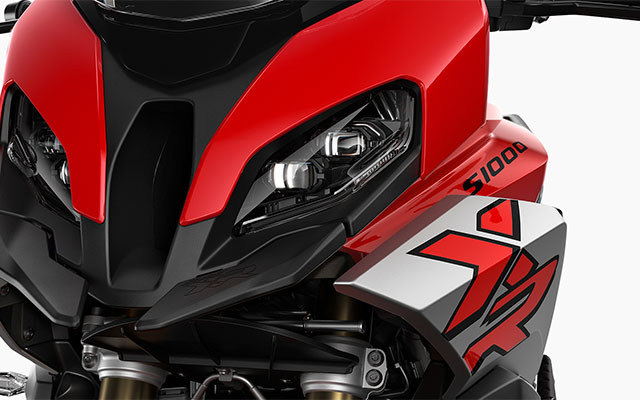 We see the dynamic front design including Pro headlight.