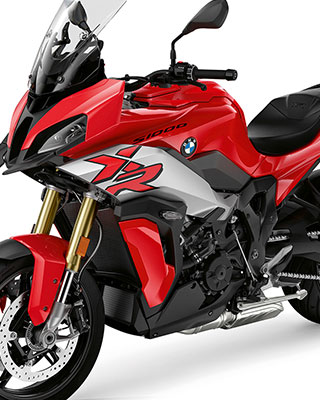 We see the S 1000 XR in a three-quarter front view.