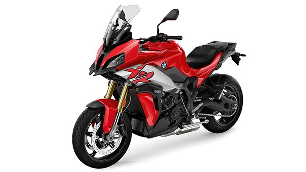 We see the S 1000 XR in a three-quarter front view.