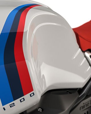 We can see the colour combination of the paintwork and the red seat of the R nineT Urban G/S.