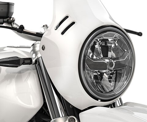 We see the LED headlights and LED indicators of the R nineT Urban G/S.