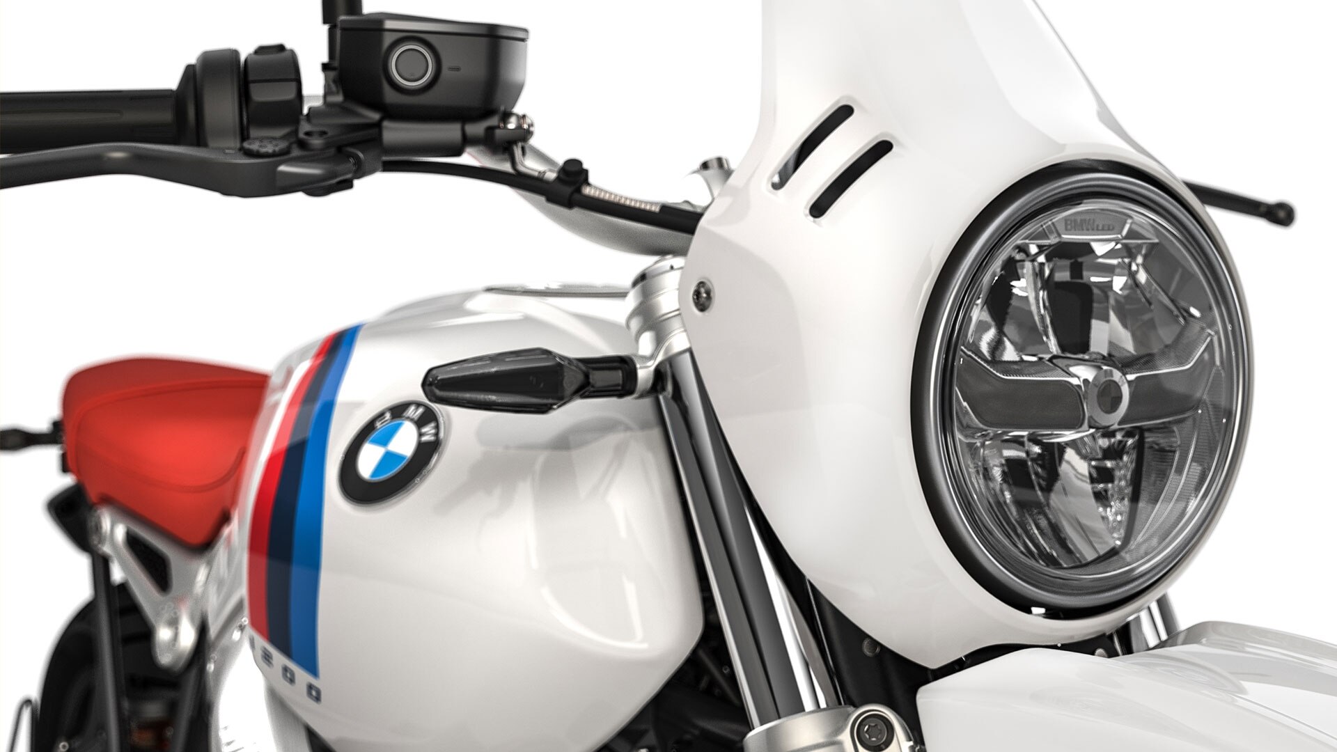 We see the LED headlights and LED indicators of the R nineT Urban G/S.