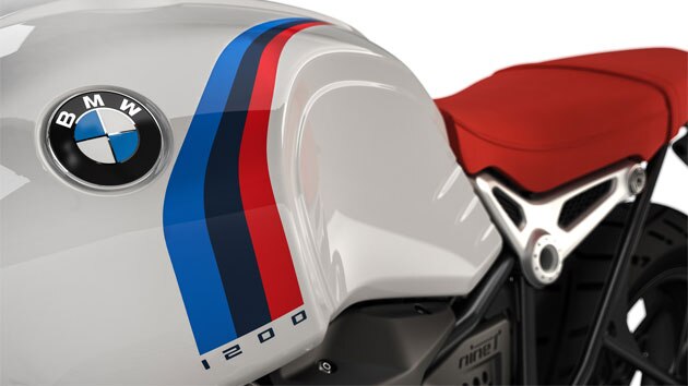 We can see the colour combination of the paintwork and the red seat of the R nineT Urban G/S.