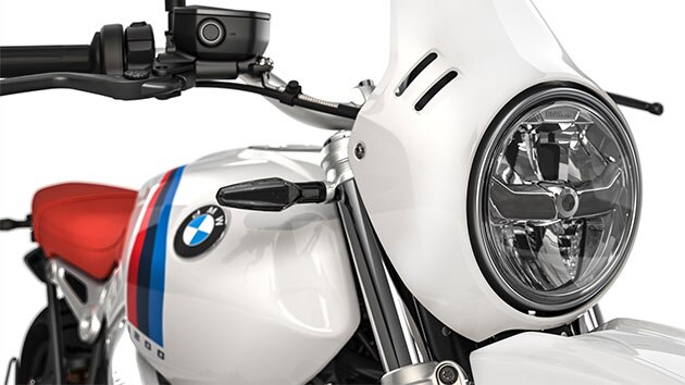 We see the LED headlights and LED indicators of the R nineT Urban G/S.