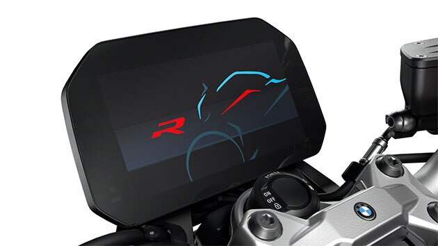 We see the large 6.5“ TFT display of the F 900 R.