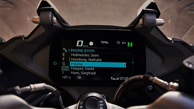 R 1250 RS cockpit with TFT display