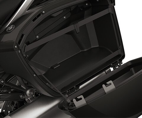 Focus on the open side bags of the K 1600 GTL.