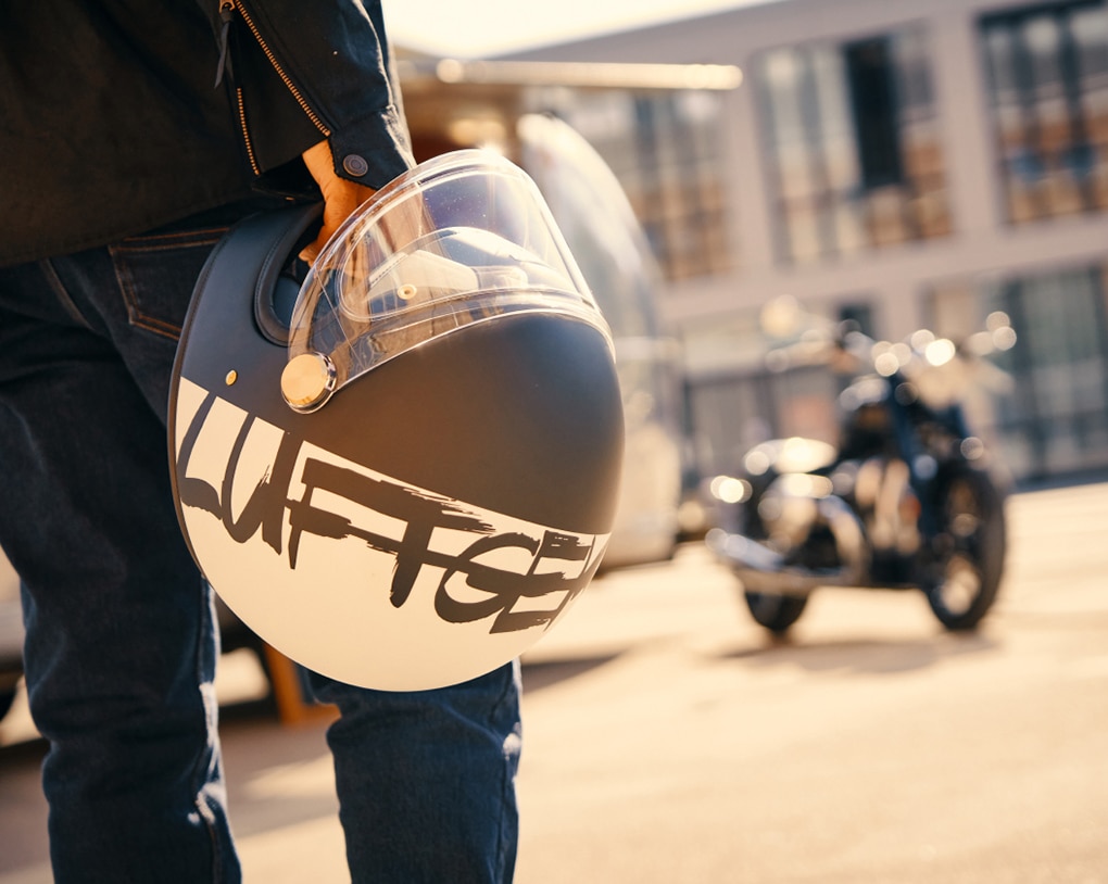 Person, der holder en motorcykelhjelm